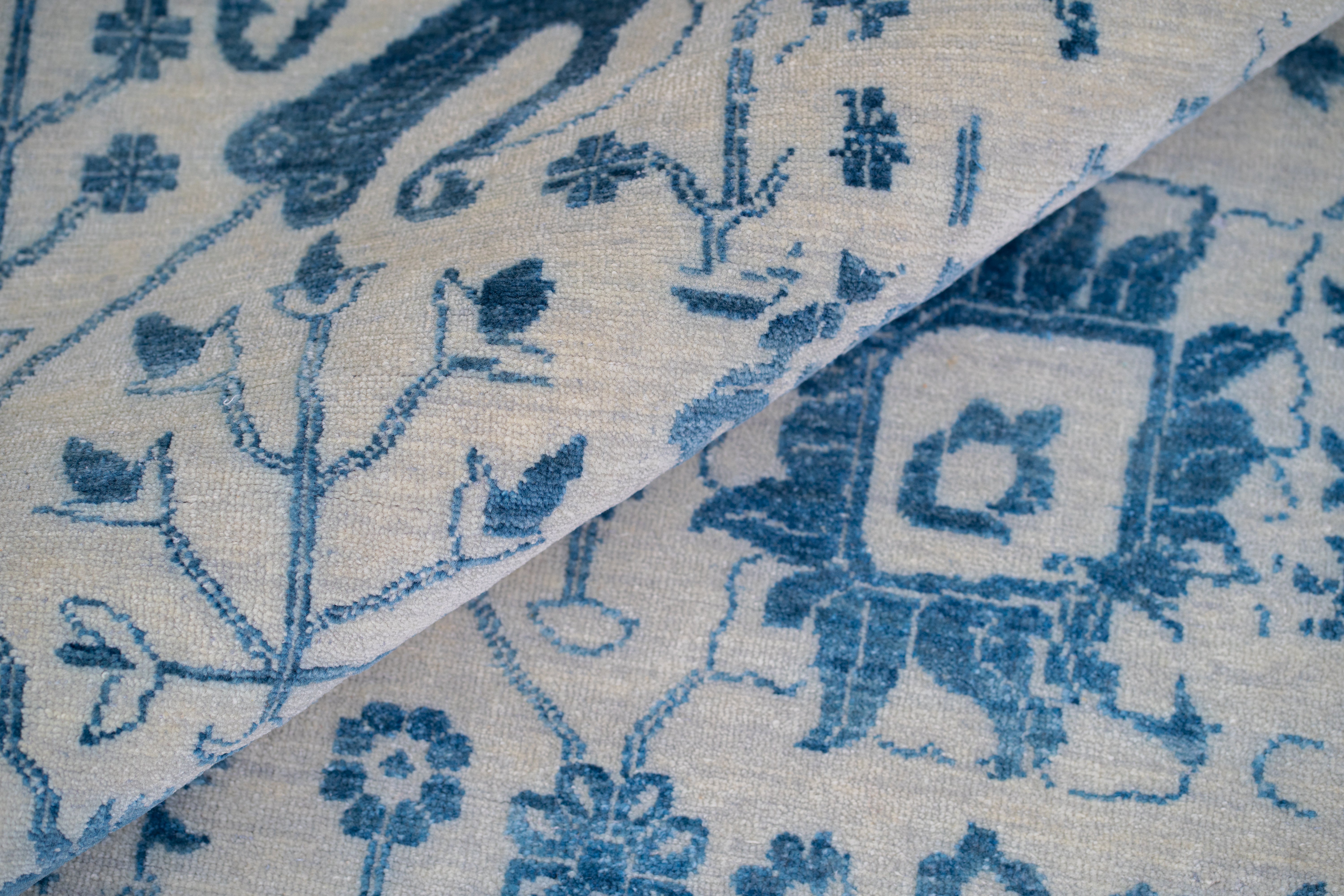 Handknotted Modern Carpet DIA- 2737 VASE 3